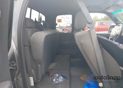 2005 Toyota Tundra Sr5 V8 z USA, uszkodzony, nr VIN 5TBRT341X5S460895